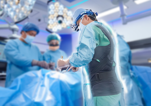 外科医と共同開発 前傾姿勢を支えるアシストスーツ DARWING サージカル