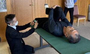 腰痛借金身体測定を行っている様子