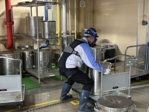 アシストスーツを装着して作業する従業員
